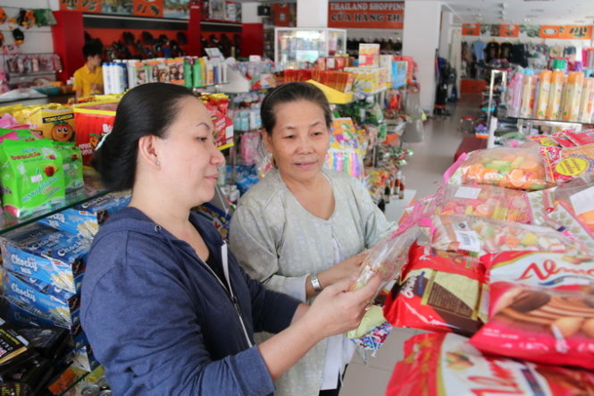 Thau, chậu, ly... ngoại tràn vào