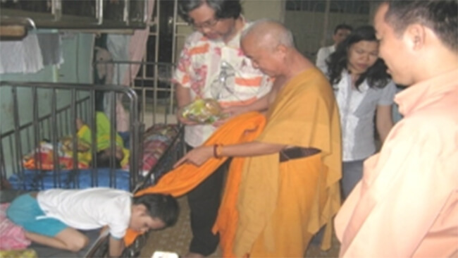 Trí Tri thăm và tặng quà cho Trung tâm cô nhi khuyết tật chùa Kỳ Quang II